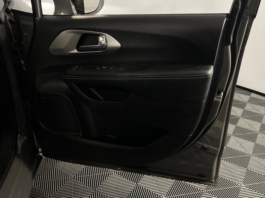 Used 2022 Chrysler Pacifica Limited w/ Uconnect Theater Family Group image 34