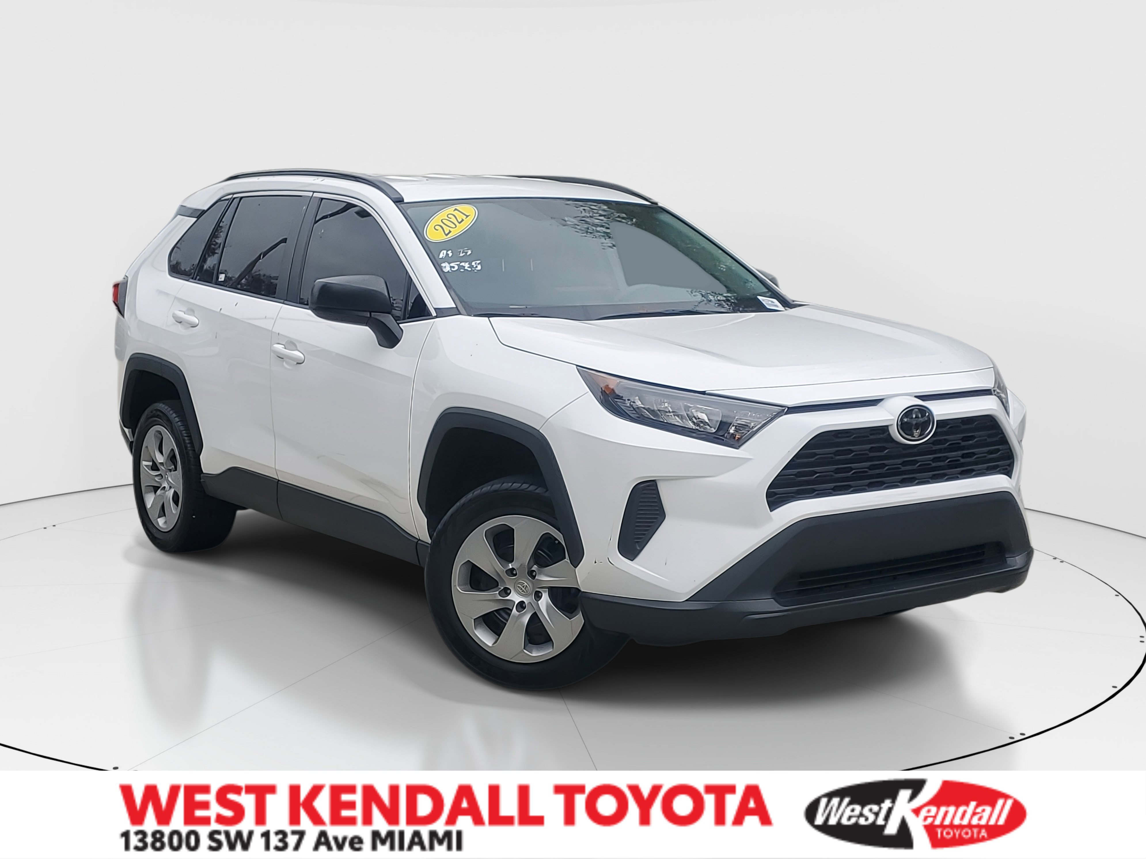 Used 2021 Toyota RAV4 LE image 1