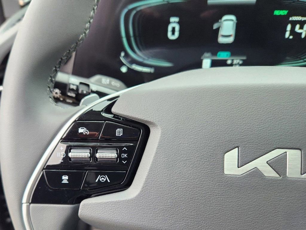 New 2025 Kia Niro EX Touring image 17