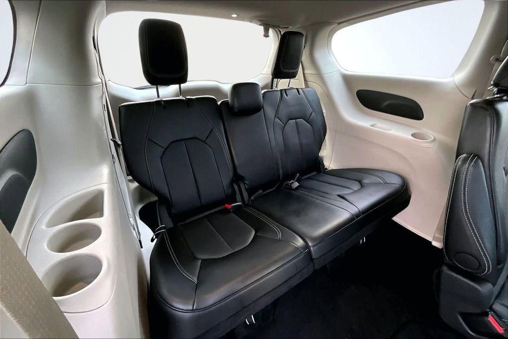 Used 2024 Chrysler Pacifica Touring-L FWD image 28