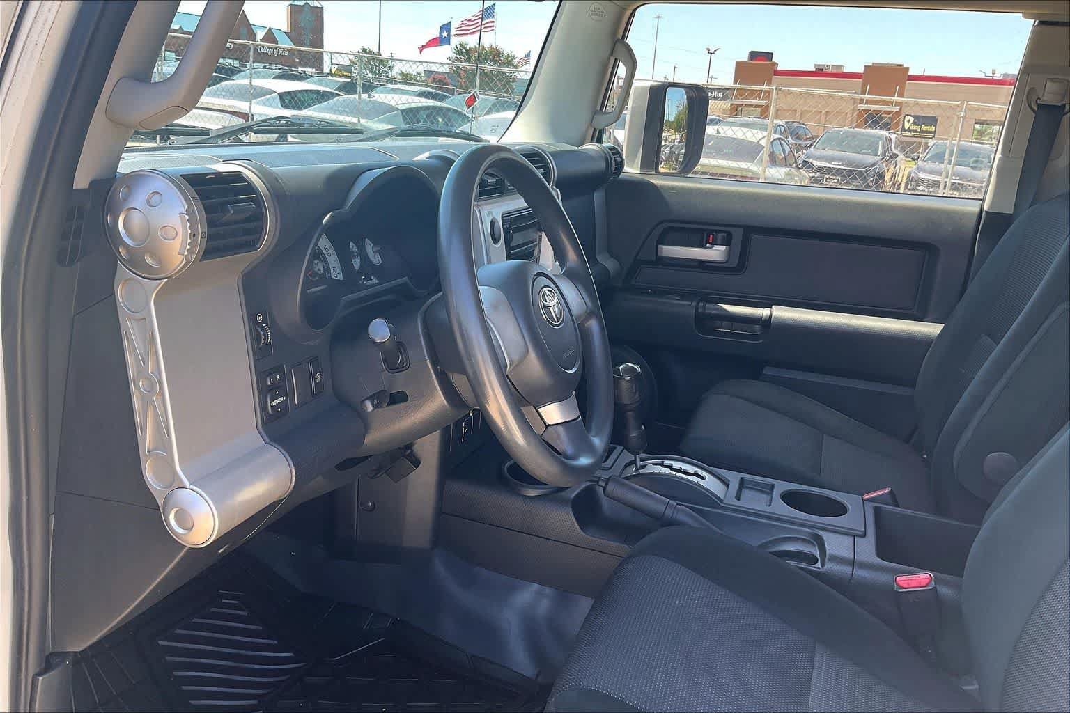 Used 2010 Toyota FJ Cruiser 2WD image 2