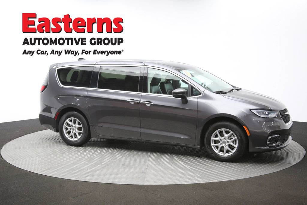 Used 2023 Chrysler Pacifica Touring-L image 48