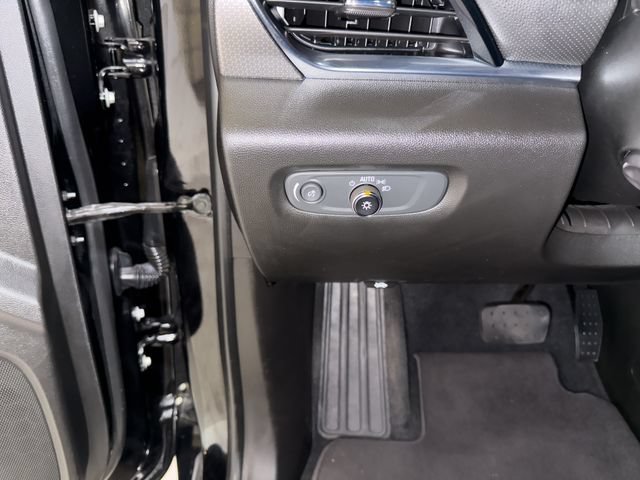 Used 2023 Chevrolet Traverse Premier FWD image 9
