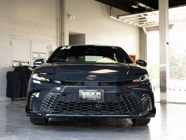 Used 2025 Toyota Camry SE image 3