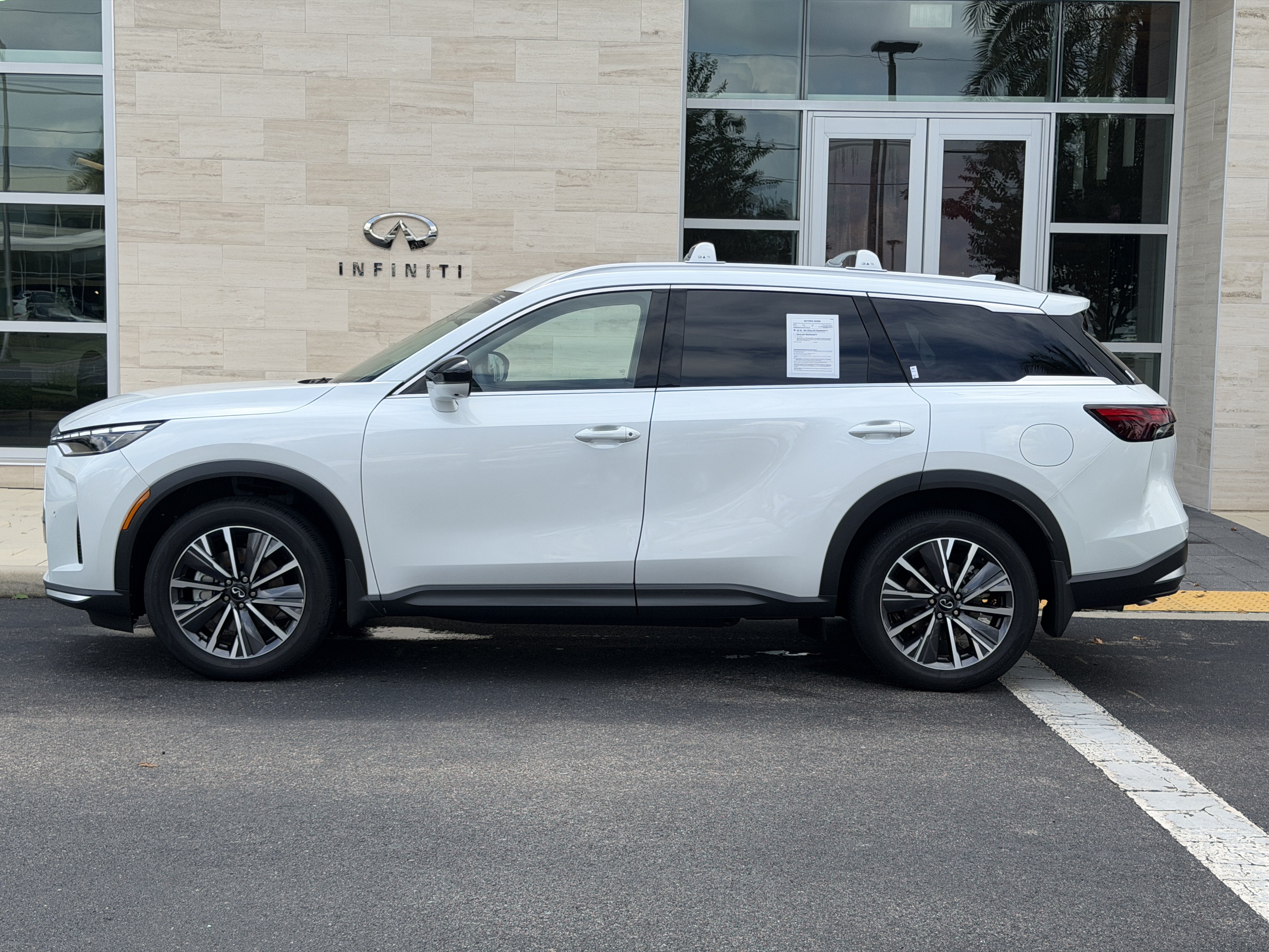 Certified 2027 INFINITI QX60 Luxe w/ Cargo Package AWD/4WD image 4