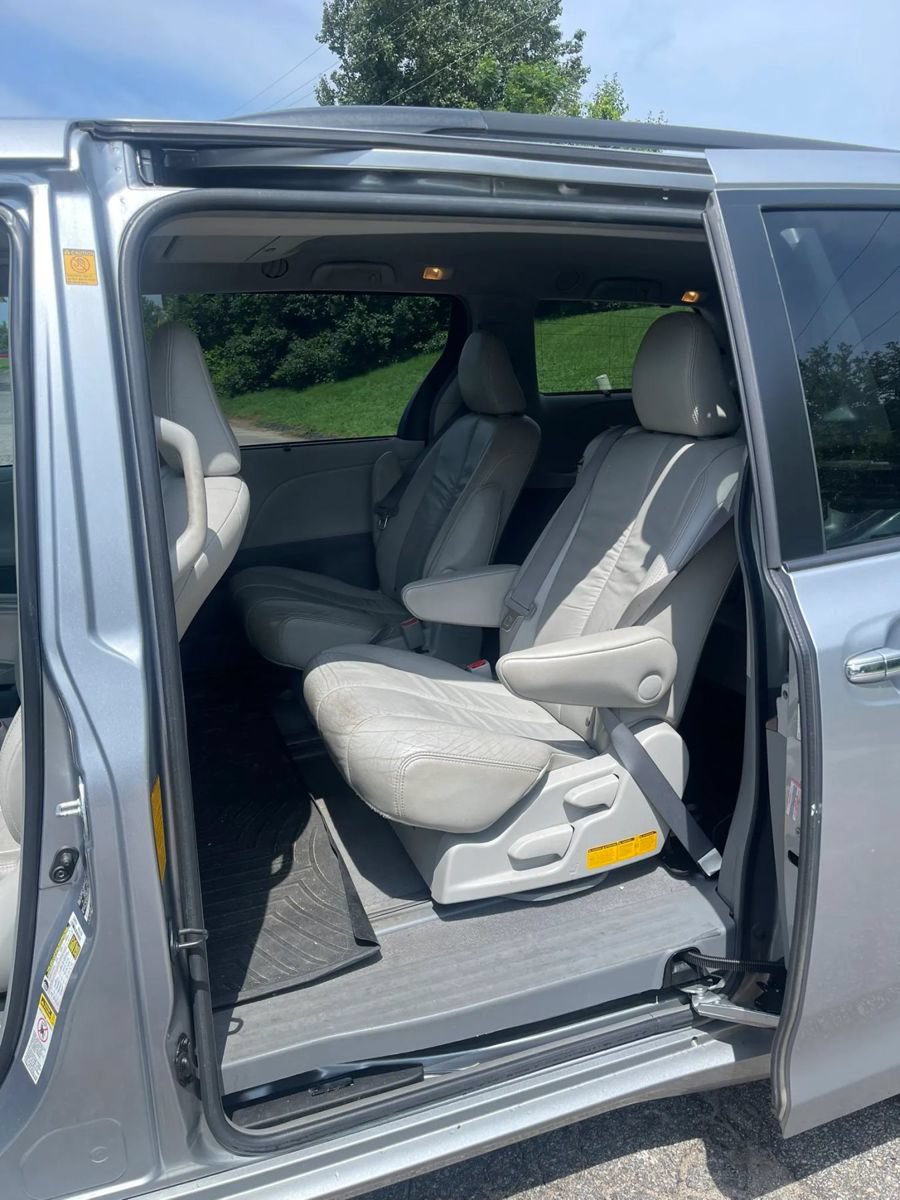 Used 2011 Toyota Sienna XLE w/ Premium Pkg FWD image 10