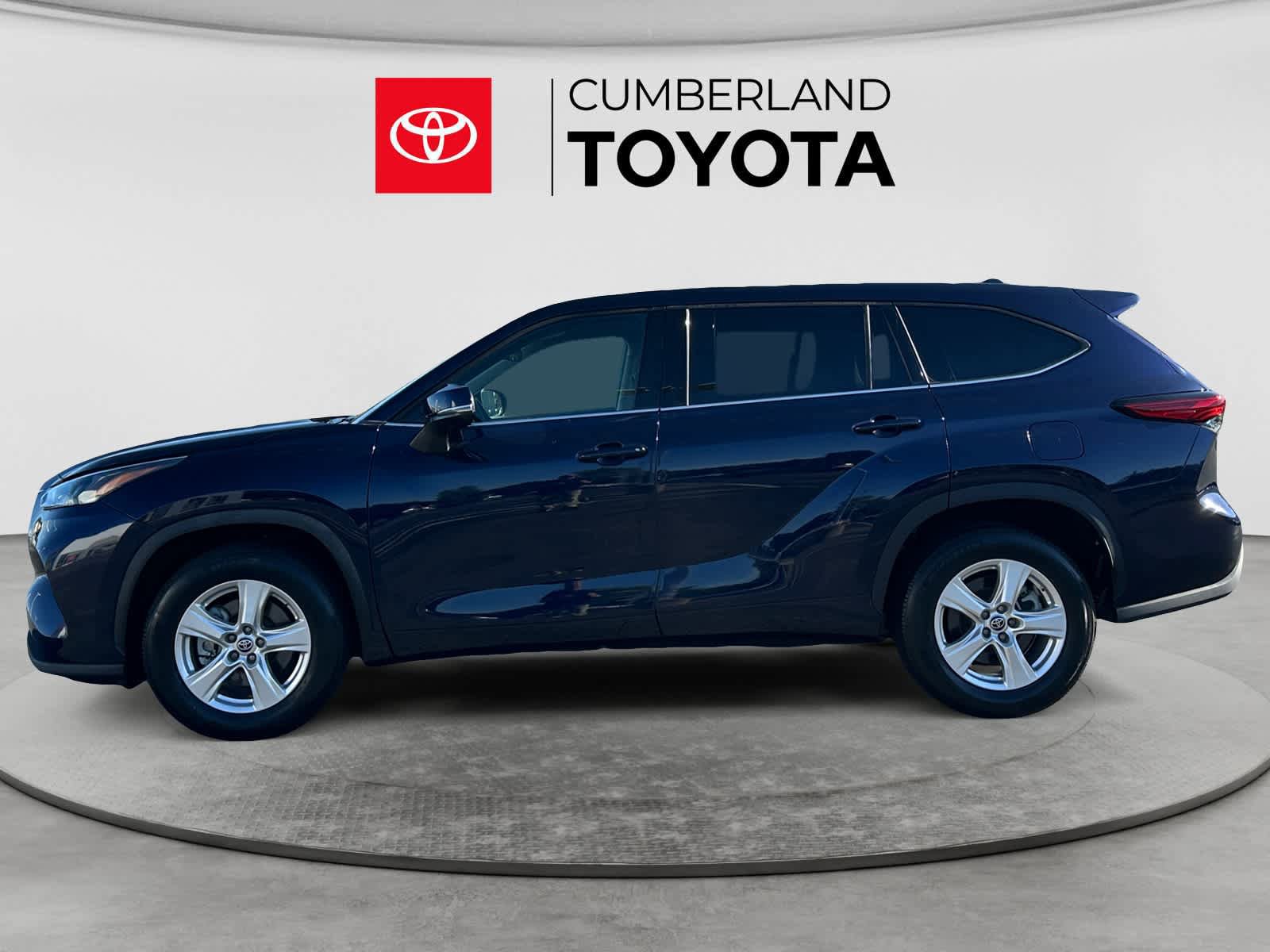 Used 2021 Toyota RAV4 XLE w/ Convenience Package FWD image 2
