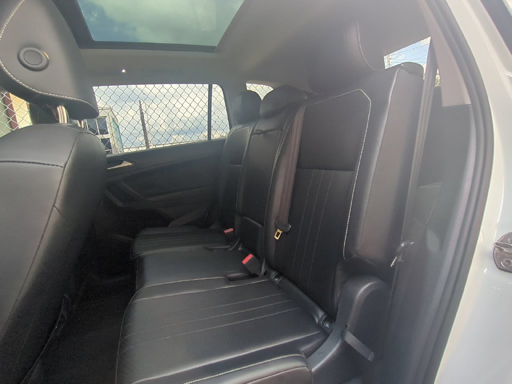 Used 2022 Volkswagen Tiguan SE w/ Panoramic Sunroof Package FWD image 17