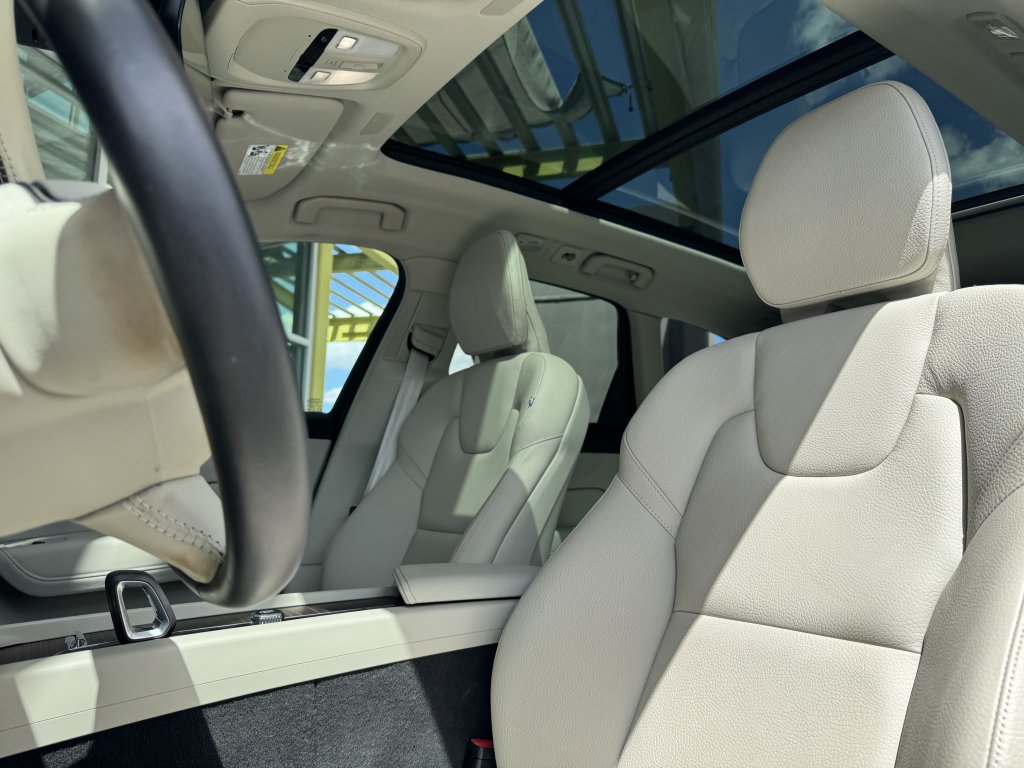 Used 2022 Volvo XC60 B5 Momentum FWD image 21