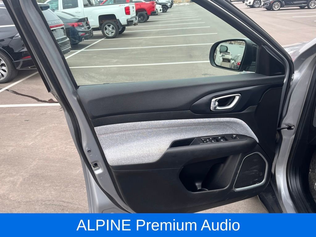 Used 2022 Jeep Compass Latitude image 11