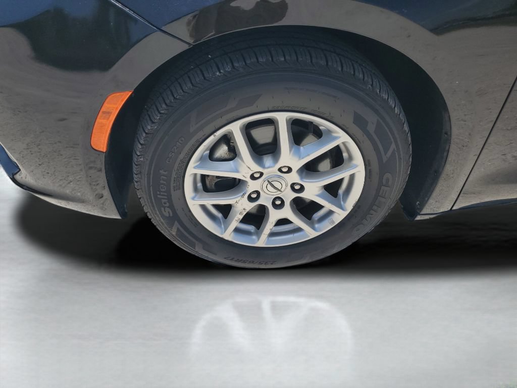 Used 2023 Chrysler Pacifica Touring-L FWD image 24
