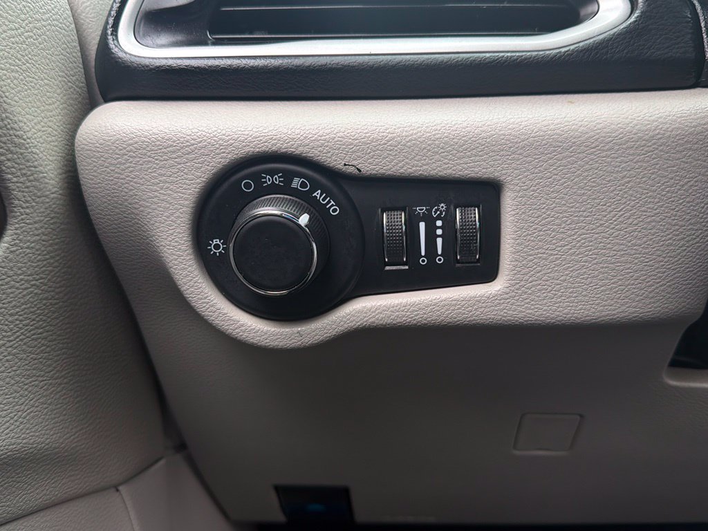 Used 2023 Chrysler Voyager LX FWD image 10