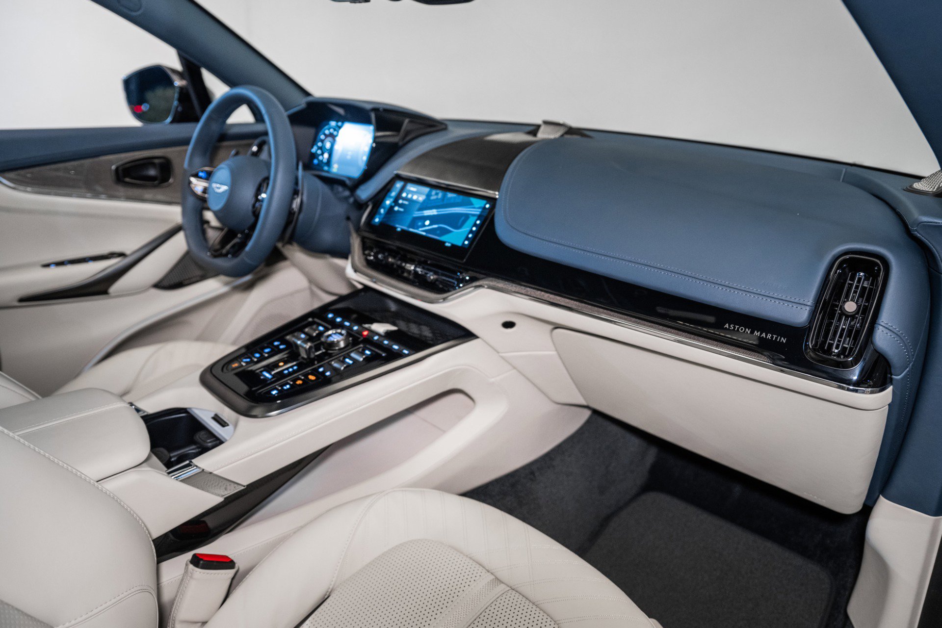 Used 2025 Aston Martin DBX 707 image 21