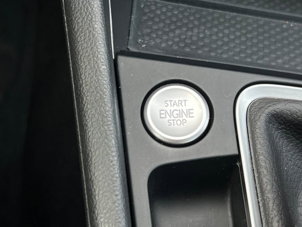 Used 2025 Volkswagen Jetta SEL FWD image 29