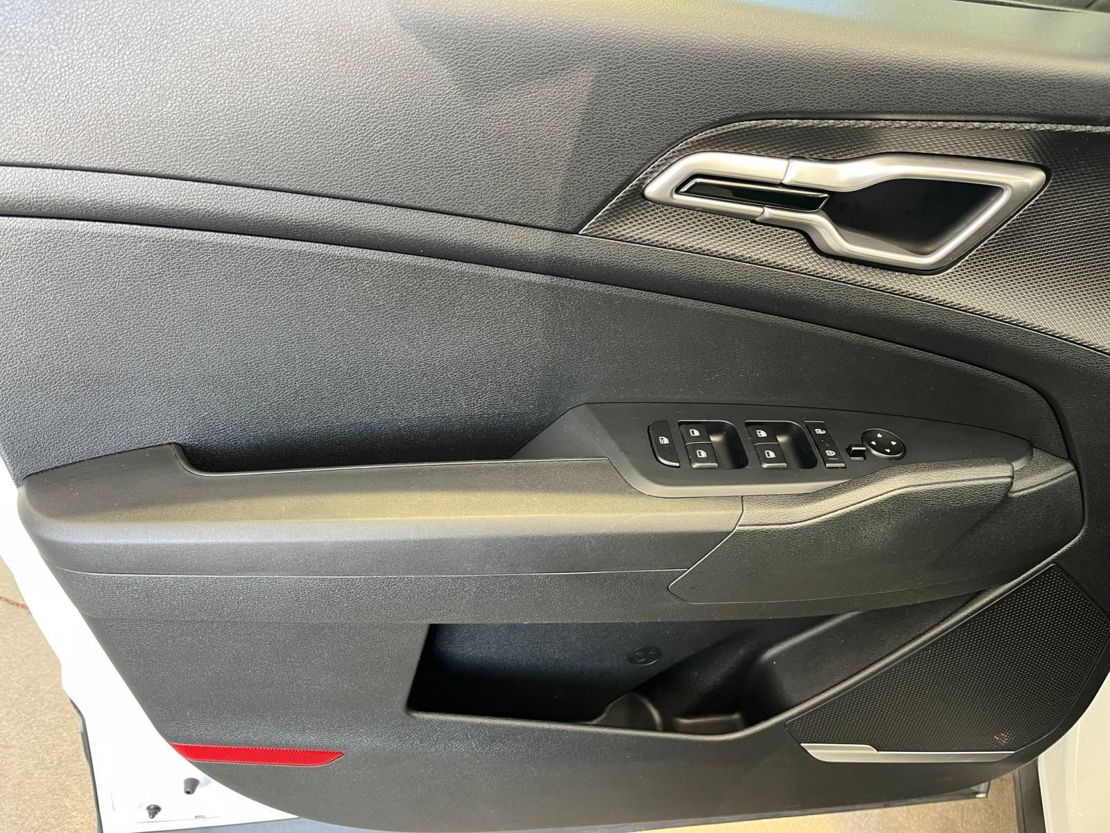 Used 2025 Kia Sportage LX image 18