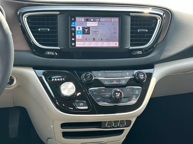 Used 2023 Chrysler Voyager LX FWD image 17