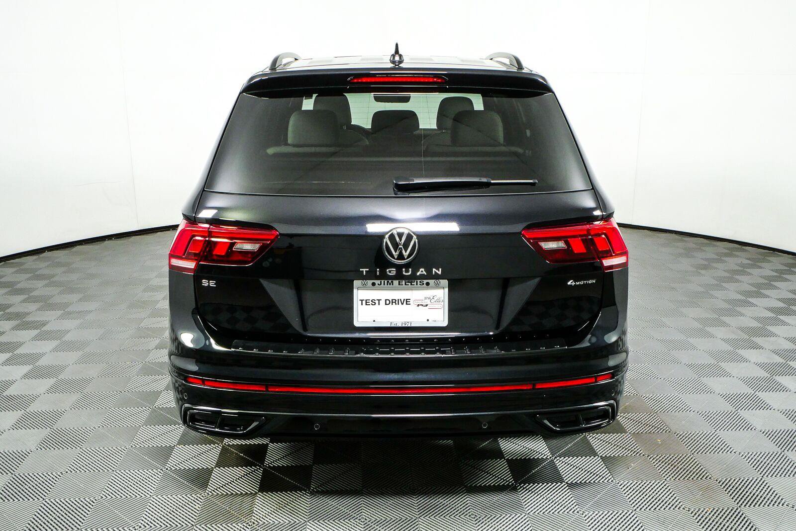Certified 2024 Volkswagen Tiguan SE R-Line AWD/4WD image 26