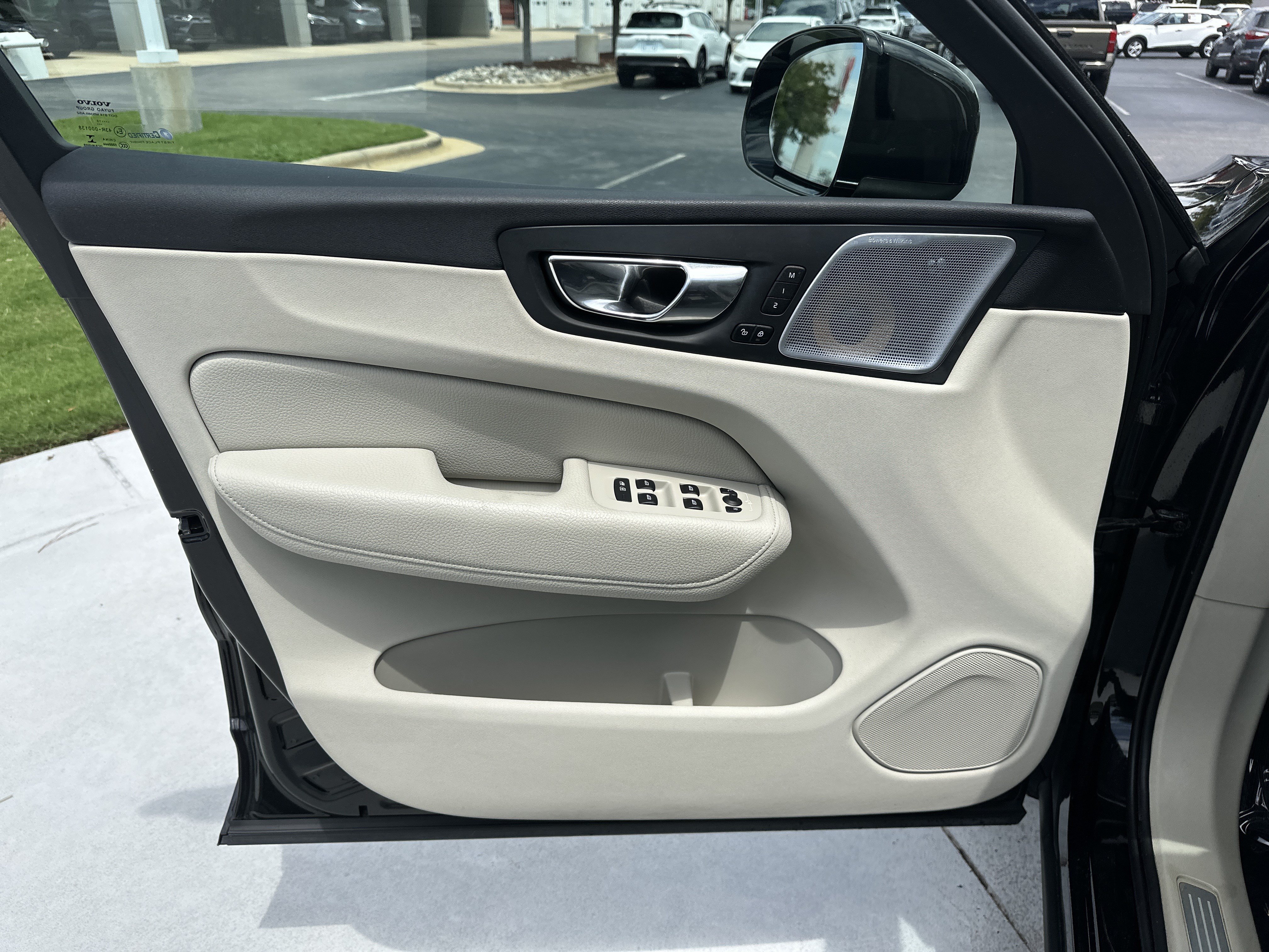 Used 2018 Volvo XC60 T6 Momentum w/ Convenience Package AWD/4WD image 14