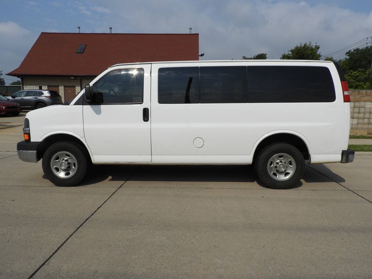 Used 2016 Chevrolet Express 2500 LT w/ LT Preferred Equipment Group RWD image 1