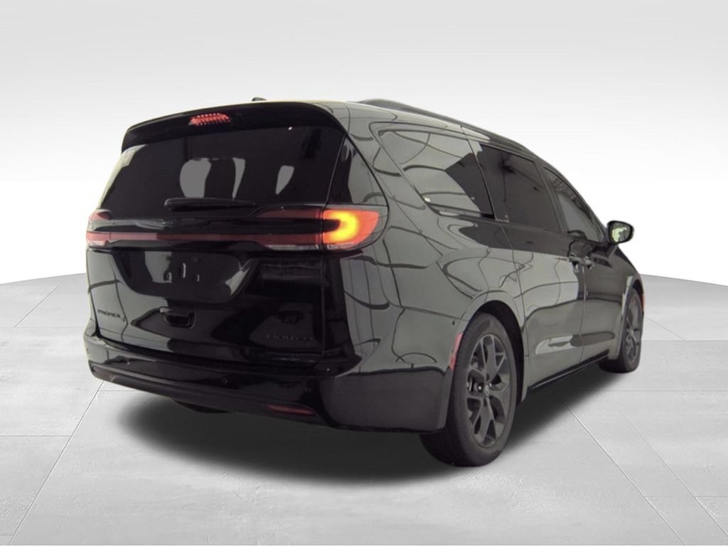 Used 2025 Chrysler Pacifica Limited FWD image 5