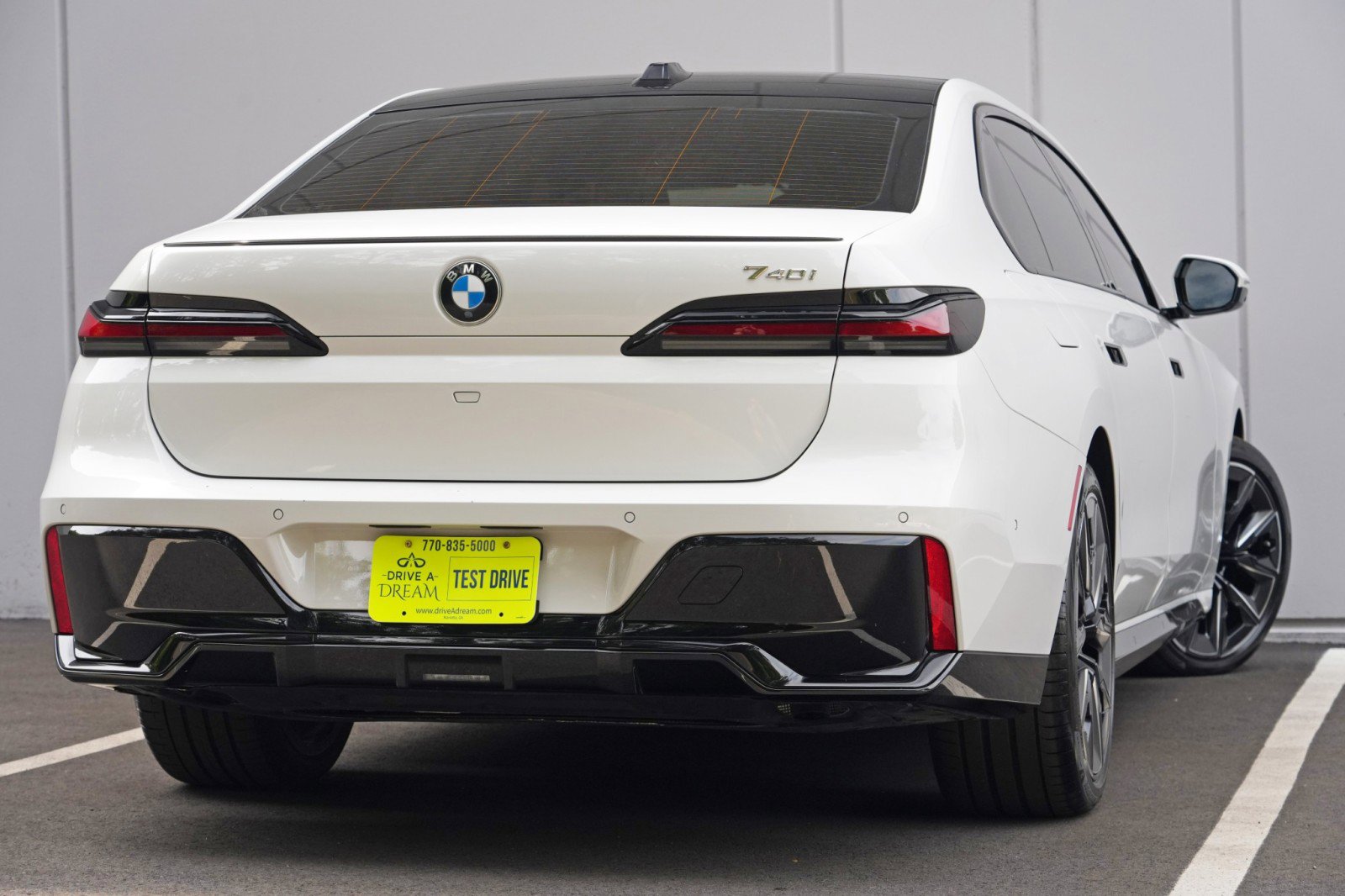 Used 2023 BMW 740i w/ Parking Assistance Package RWD image 5