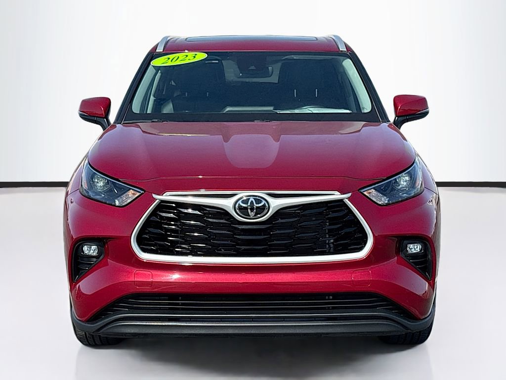 Used 2023 Toyota Highlander XLE AWD/4WD image 2