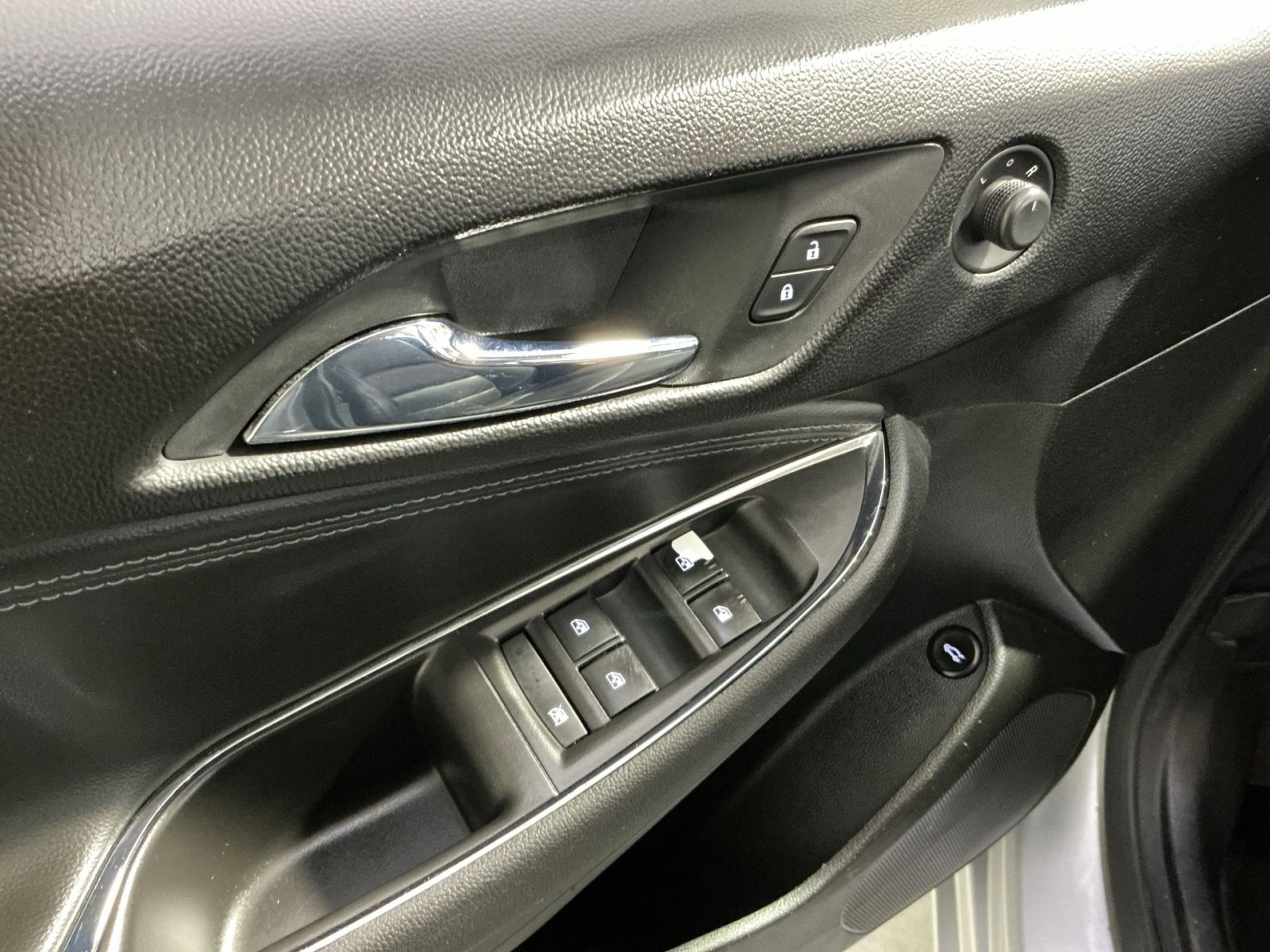 Used 2017 Chevrolet Cruze Premier image 23