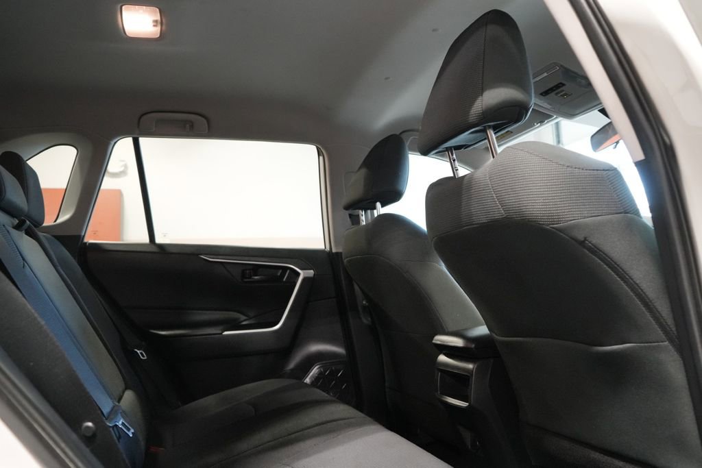 Used 2021 Toyota RAV4 LE image 12