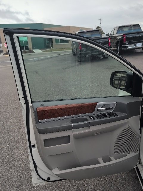 Used 2009 Chrysler Town & Country Touring image 22