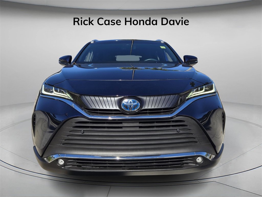 Used 2024 Toyota Venza XLE image 4