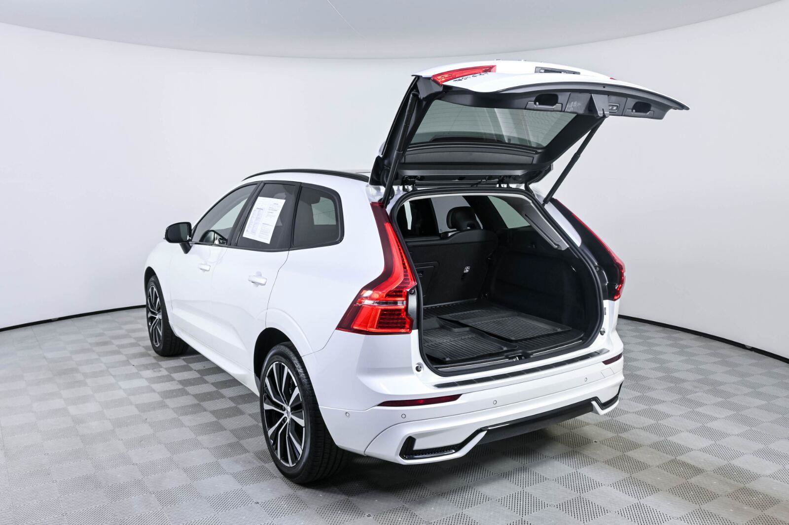 Certified 2025 Volvo XC60 B5 Plus w/ Protection Package Premier AWD/4WD image 30