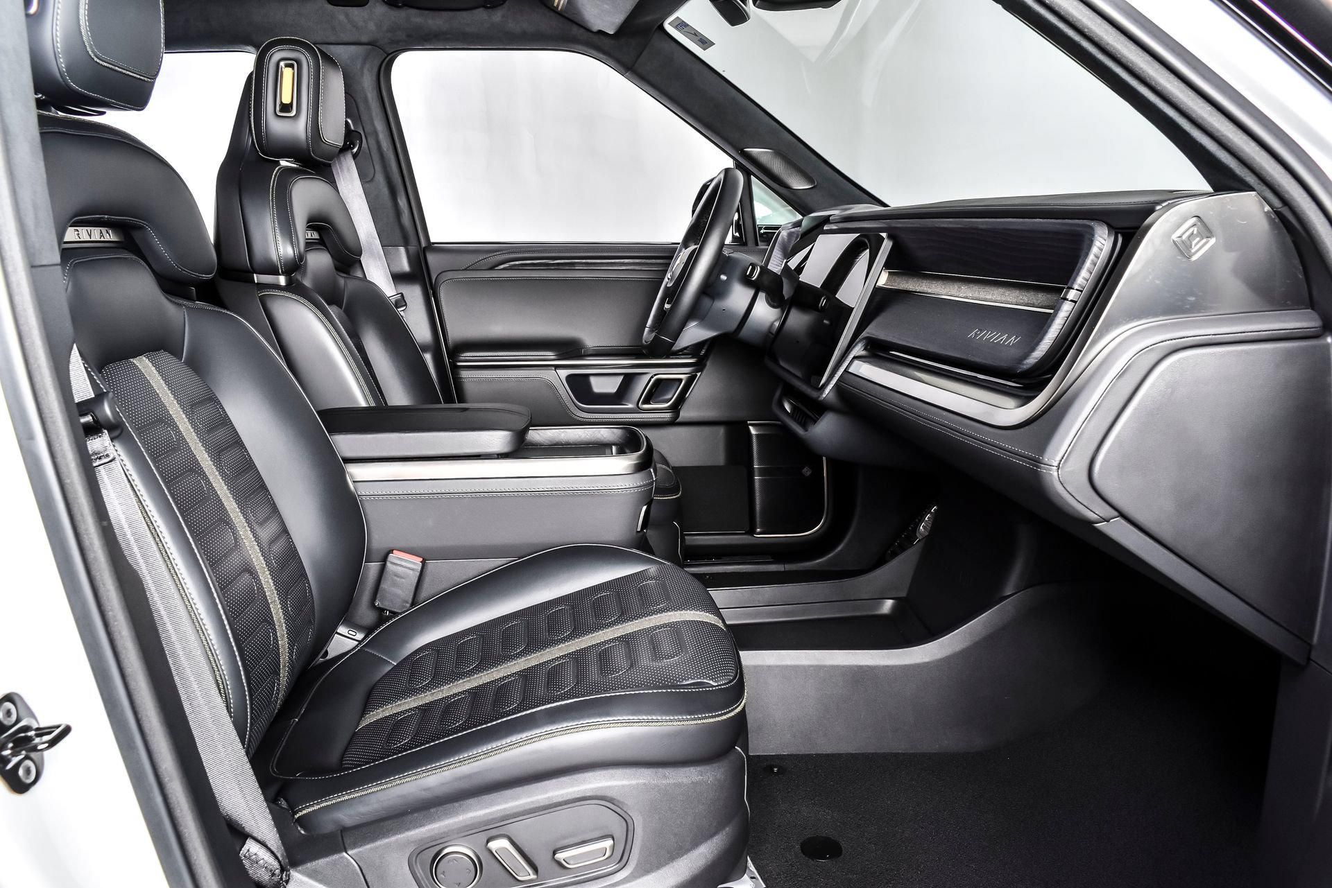 Used 2024 Rivian R1S Adventure AWD/4WD image 25