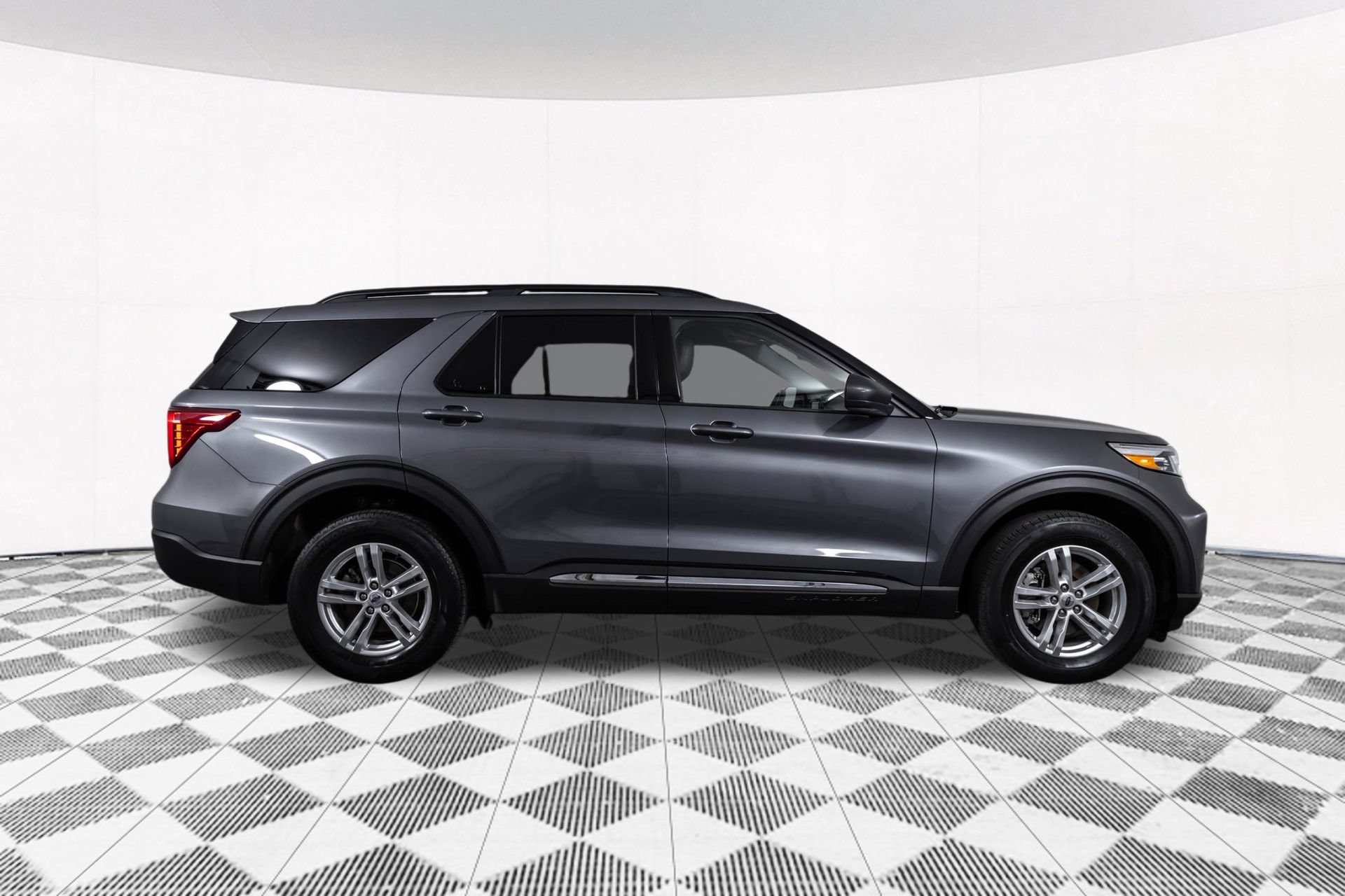 Used 2021 Ford Explorer XLT w/ Equipment Group 202A AWD/4WD image 19