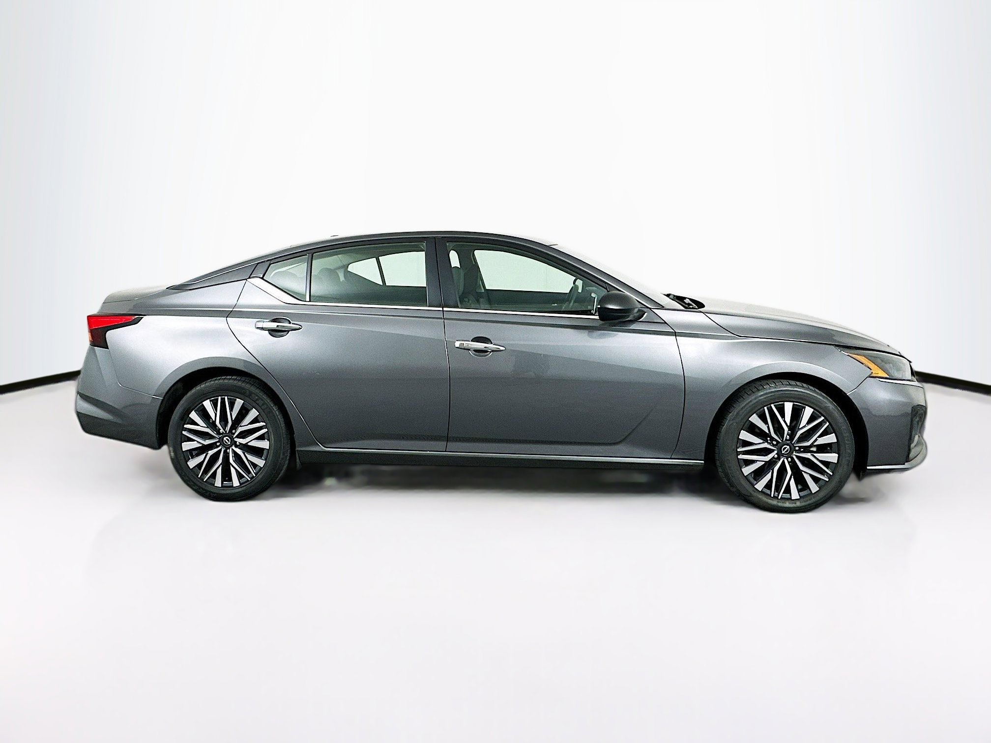 Used 2024 Nissan Altima 2.5 SV image 10