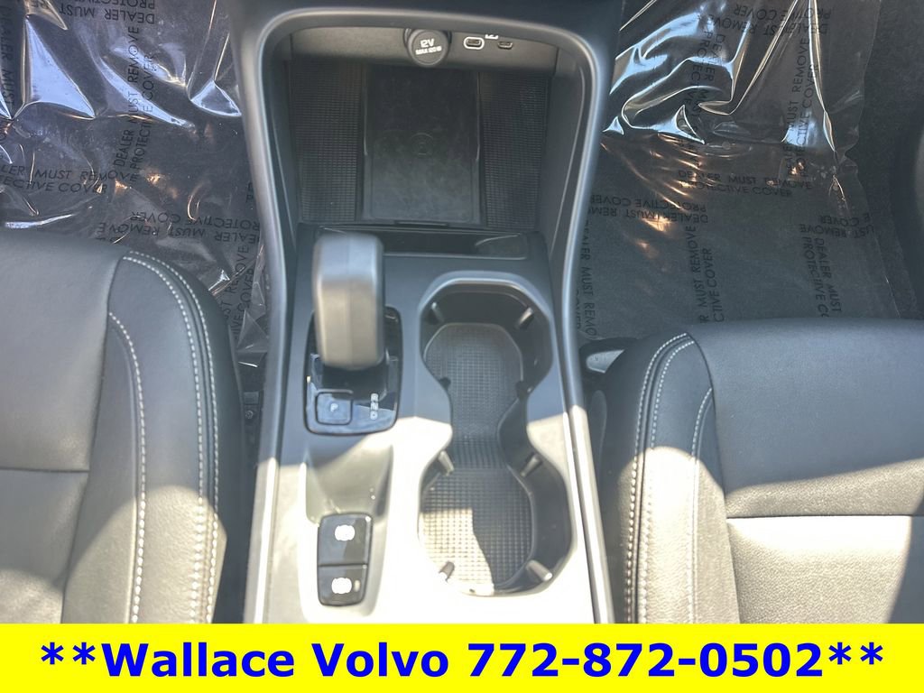 Used 2025 Volvo XC40 B5 Core image 25