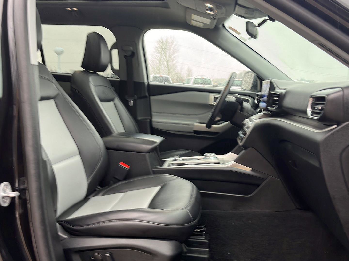 Used 2023 Ford Explorer XLT w/ Equipment Group 202A image 32