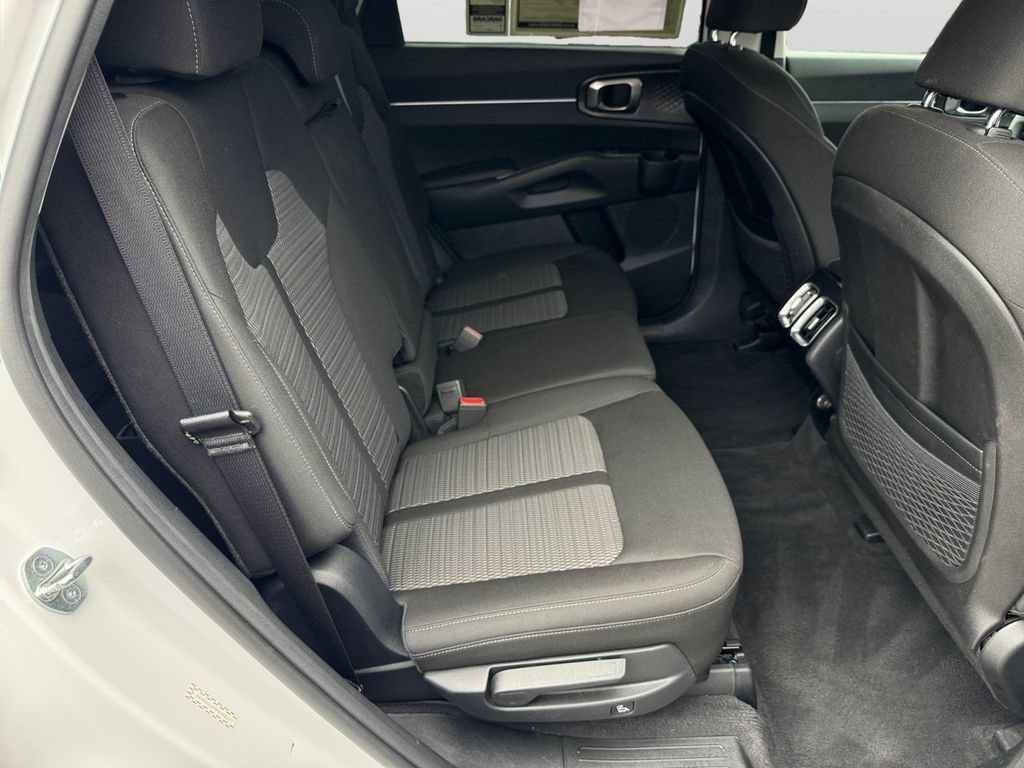 Used 2023 Kia Sorento LX AWD/4WD image 7