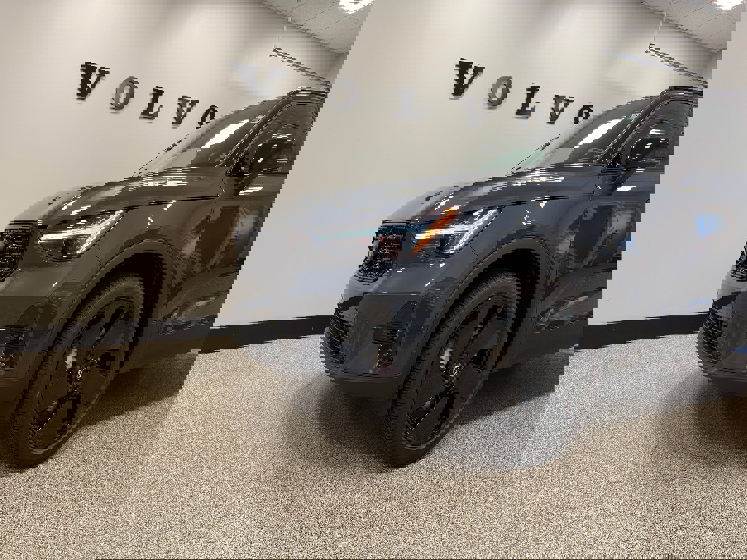 New 2026 Volvo XC40 B5 Ultra w/ Protection Package Premier image 3