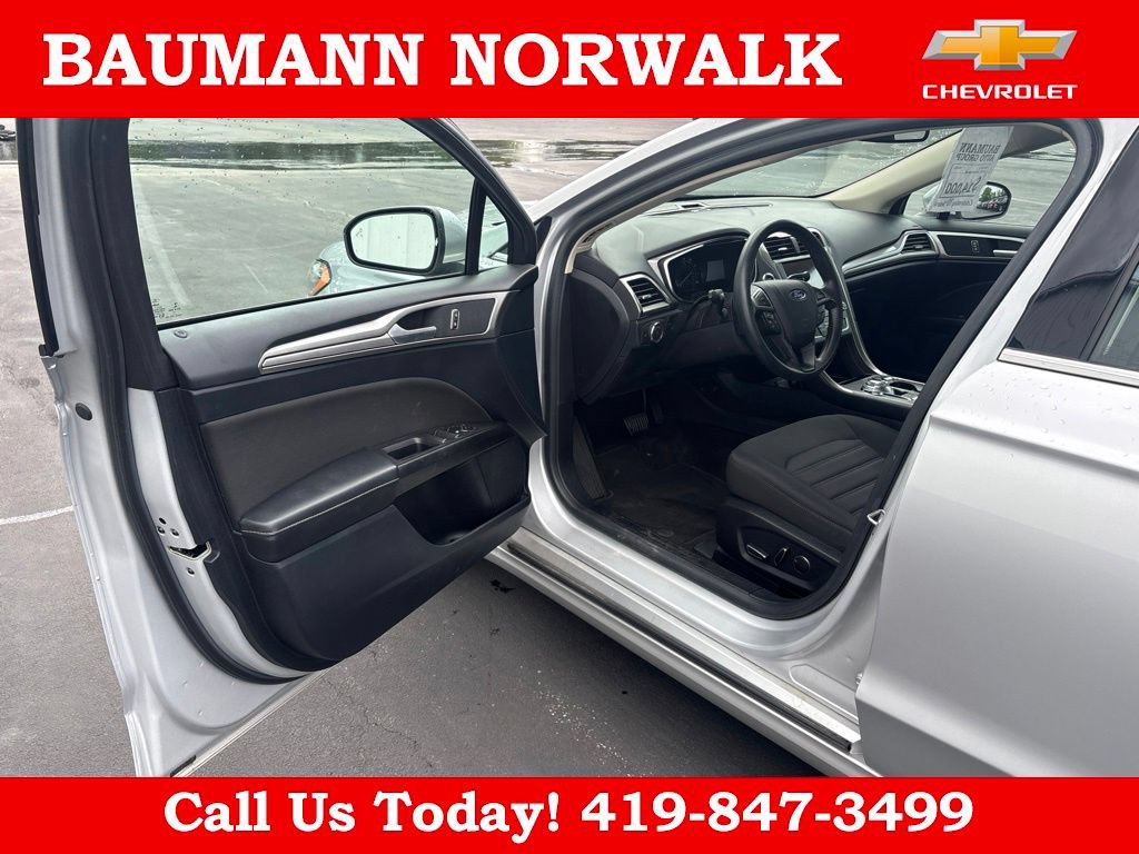 Used 2019 Ford Fusion SE FWD image 16