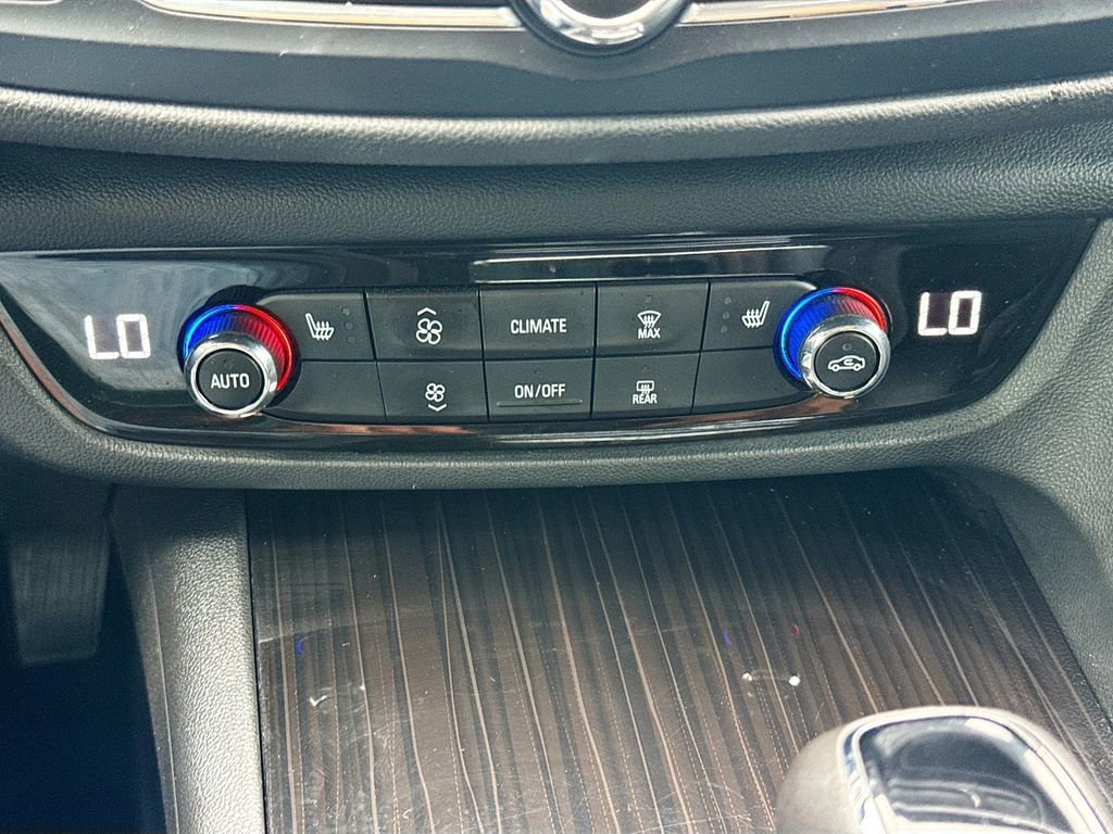 Used 2018 Buick Regal Essence w/ Driver Confidence Package #1 FWD image 19