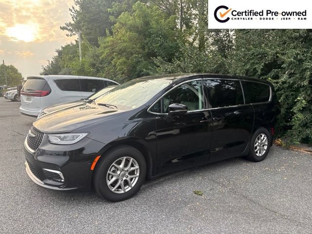Used 2024 Chrysler Pacifica Touring-L FWD image 4