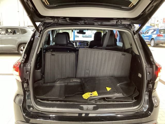 Used 2019 Toyota Highlander SE AWD/4WD image 16