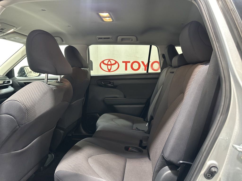 Used 2024 Toyota Highlander LE image 20