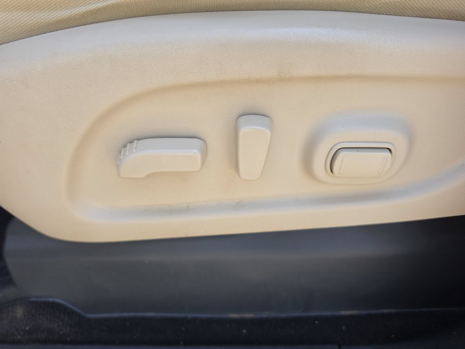 Used 2017 Nissan Titan SV AWD/4WD image 13