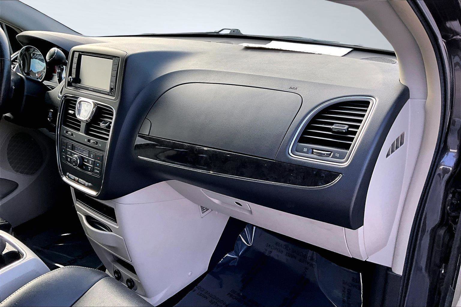 Used 2015 Chrysler Town & Country Touring-L w/ Driver Convenience Group image 22