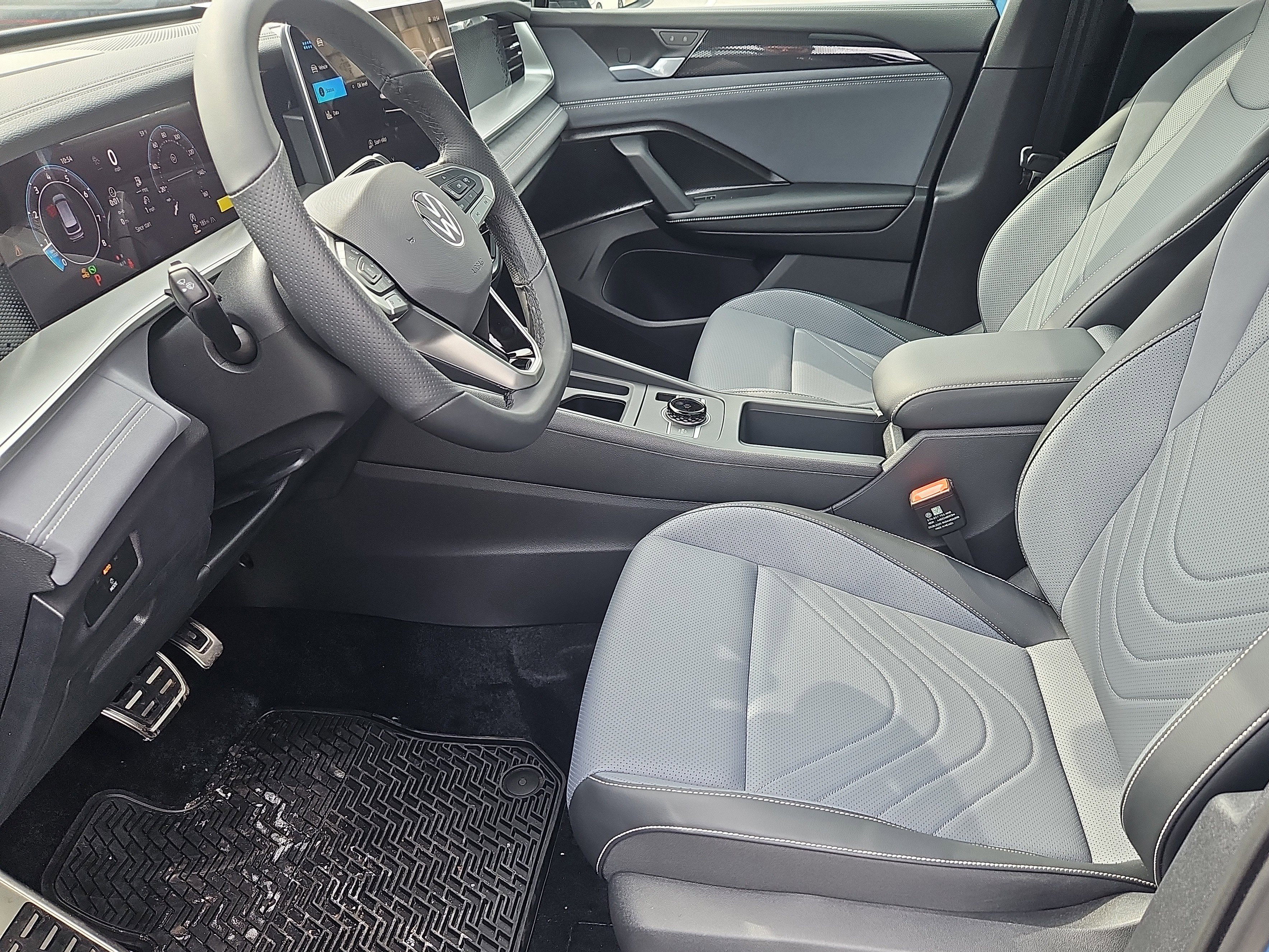 New 2026 Volkswagen Tiguan SE R-Line image 16