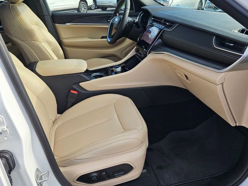 Used 2025 Jeep Grand Cherokee Limited image 13