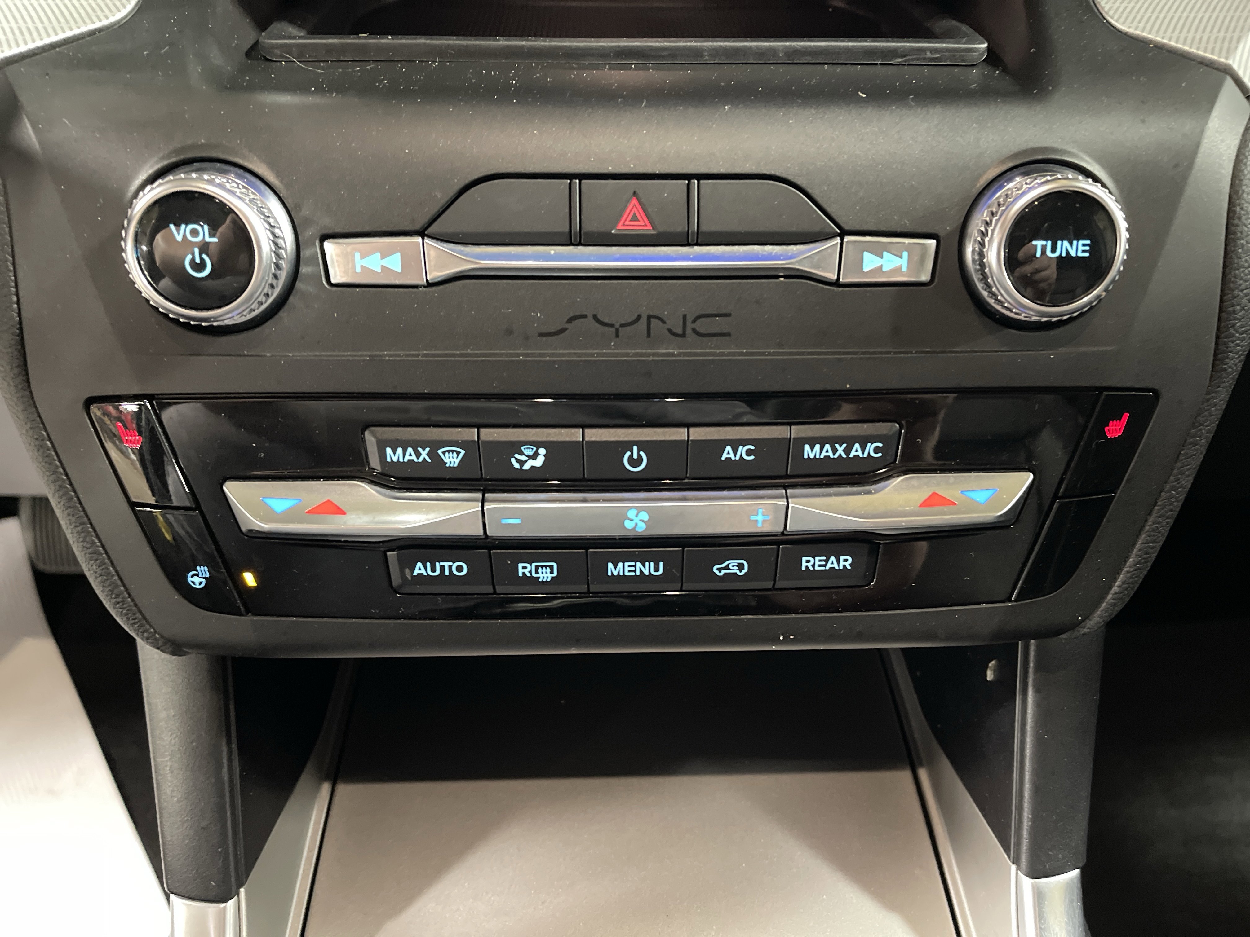 Used 2020 Ford Explorer XLT w/ Equipment Group 202A image 27