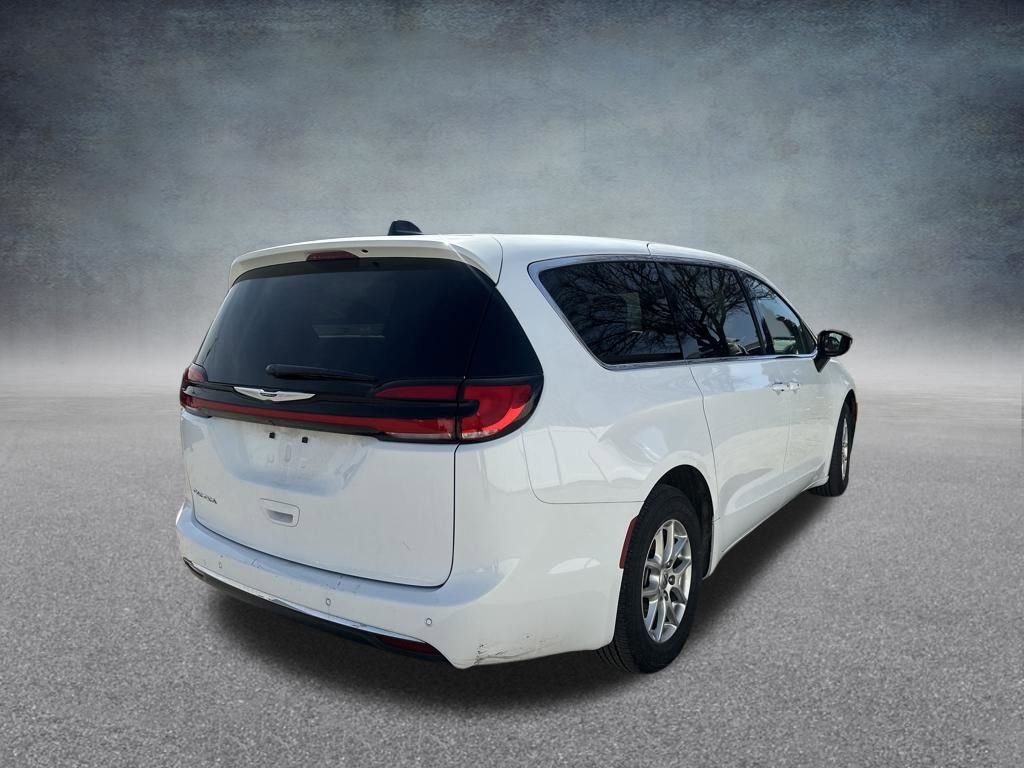 Used 2025 Chrysler Pacifica Select image 35