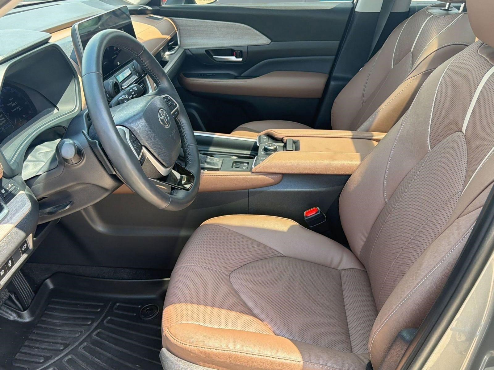 Used 2025 Toyota Grand Highlander AWD image 5